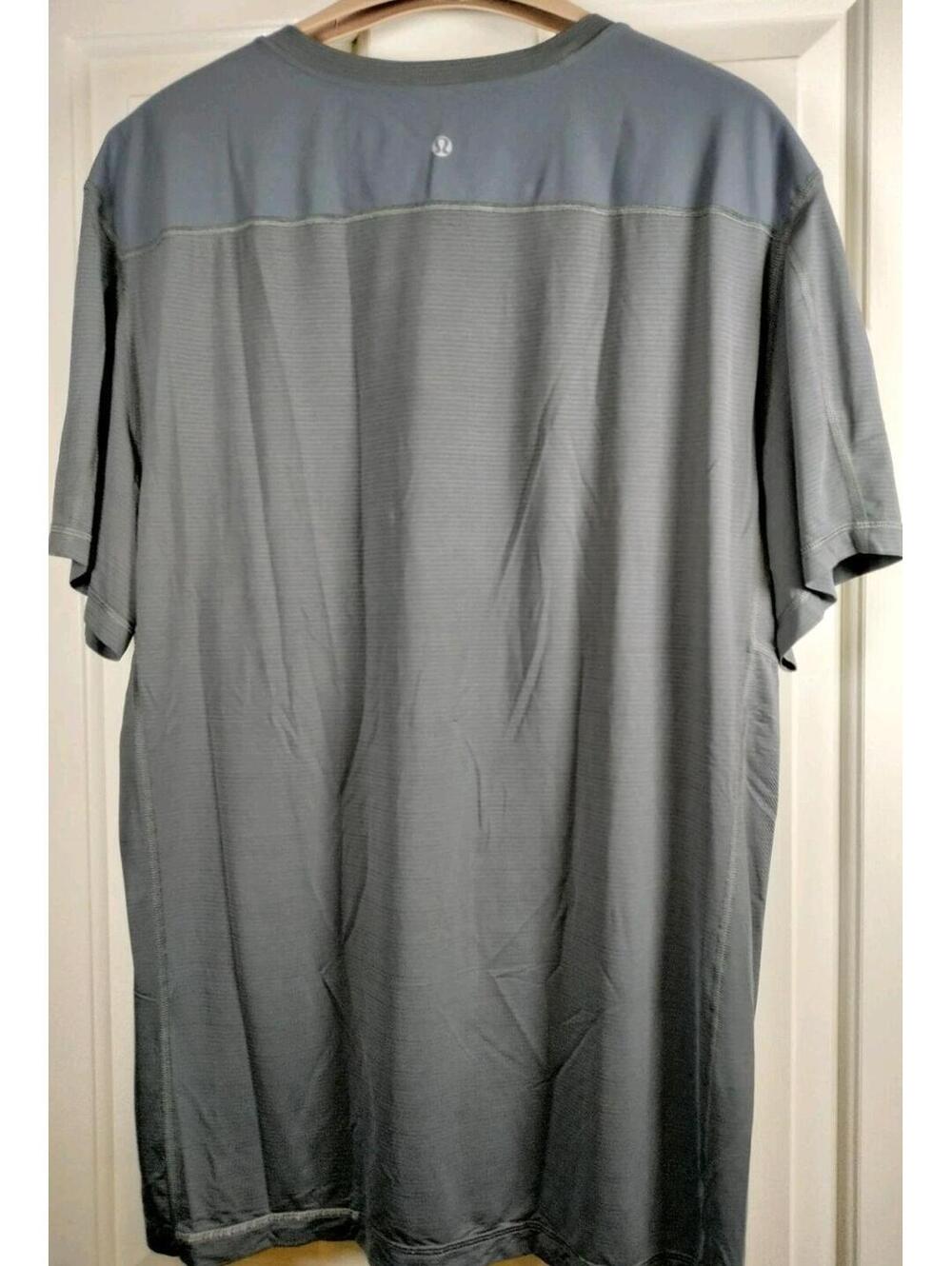 Lululemon Men's Metal Vent Tech Short Sleeve Shirt Gray Stripes Size L Large - Picture 2 of 7